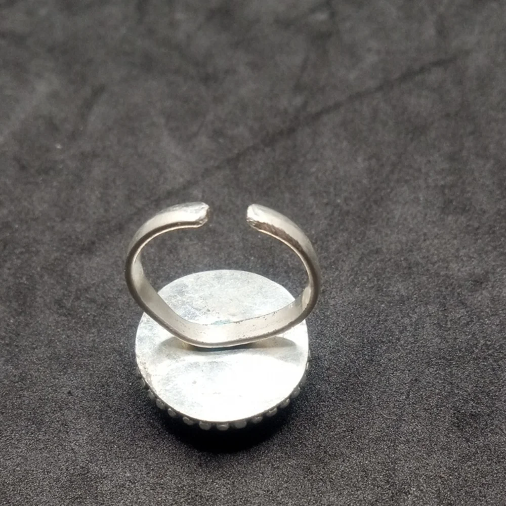 Elegant Silver and Red Gemstone Ring - Picture 3 of 10